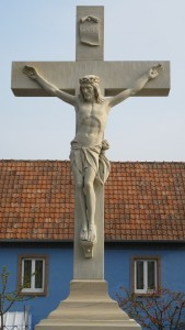 sculpture d'un christ en croix