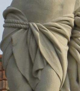 sculpture d'un christ en croix