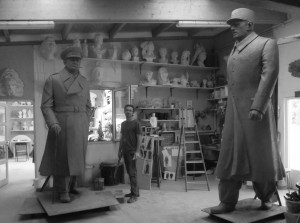 Sculpture des statues en argile de De Gaulle et Churchill