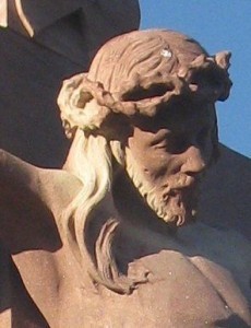 sculpture d'un christ en croix