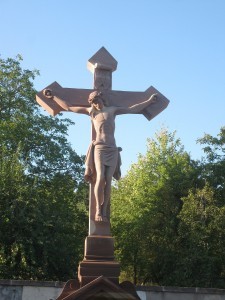 sculpture d'un christ en croix