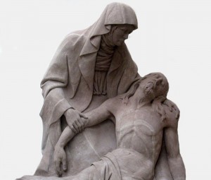 sculpture de pieta en pierre