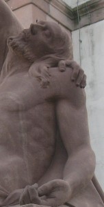 sculpture de pieta en pierre