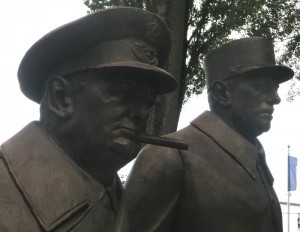 Monument Churchill De Gaulle de Calais- sculpteur patrick BERTHAUD