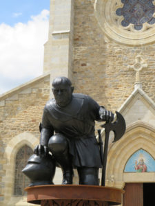 Statue monumentale en bronze de Du Guesclin à Broons en Bretagne par Patrick BERTHAUD