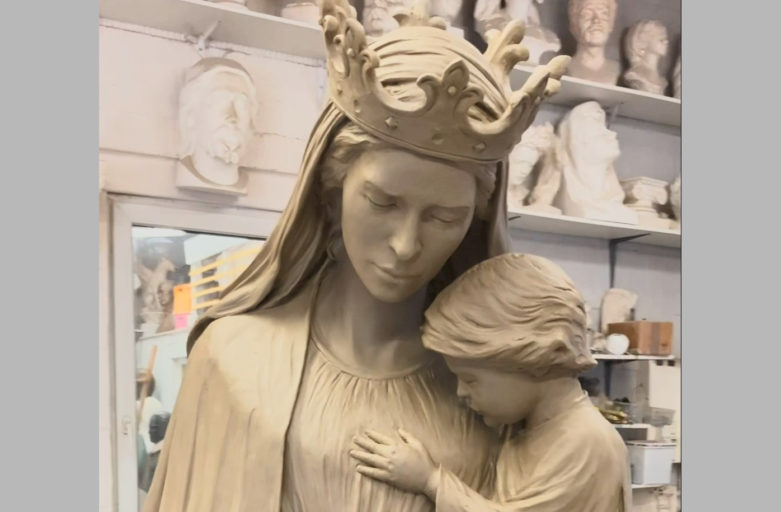 Sculpture d'une Vierge Marie
